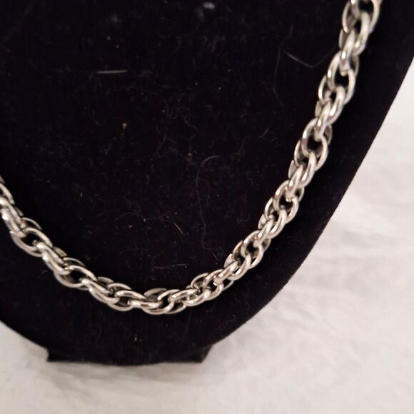 A Vintage Women's Necklace Rolled Chain Silver Tone Cottage Core Office - Picture 3 of 7
